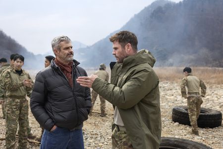 Chris Hemsworth sets out to confront his chronic pain in a bold, immersive journey through South Korea. Guided by pain expert Dr. BJ Miller, he explores ancient healing traditions and cutting-edge science. The final test: ípain valleyîóa brutal gauntlet of Special Forces trials that will push him to the limit. (credit: National Geographic/Evan Paterakis)