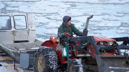 Andy Bassich attempts to take his boat ashore before the Yukon River freezes up. (BBC Studios/Ben Mullin)