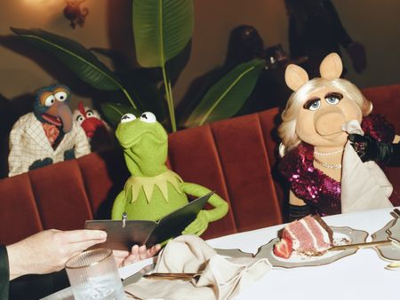 GONZO THE GREAT, CAMILLA THE CHICKEN, KERMIT THE FROG, MISS PIGGY