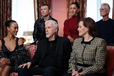 ZOE SALDAÑA, SAM WORTHINGTON, JAMES CAMERON, OONA CHAPLIN, SIGOURNEY WEAVER, STEPHEN LANG