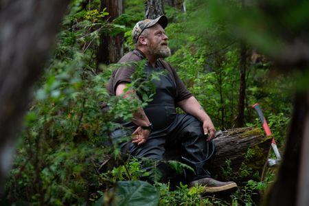 Tim "Curly" Leach gives his neighbor a lesson in logging. (National Geographic/Lukas Taylor)