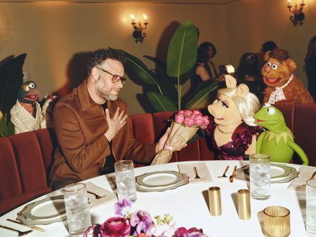 GONZO THE GREAT, CAMILLA THE CHICKEN, SETH ROGEN, KERMIT THE FROG, MISS PIGGY, FOZZIE BEAR