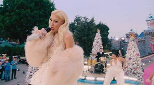 Gwen Stefani Performs ‘White Christmas’