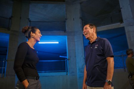 Stephen Kajiura  with Diva Amon at the studio lab shoot. (National Geographic/Aubrey Fagon)