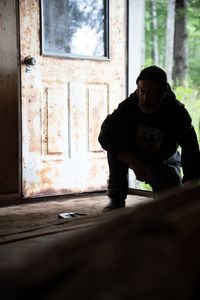 Dave Palmer helps build a cabin for his friend. (National Geographic/Robert Jolley)