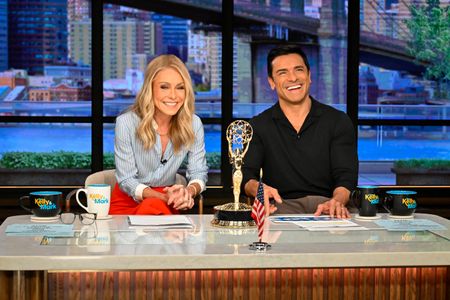 KELLY RIPA, MARK CONSUELOS