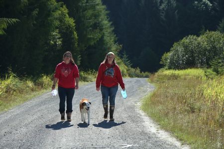 Breanna Miethe and Veronica Arrants pick berries. (National Geographic/Wayne Moss)