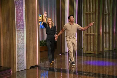 KELLY RIPA, MARK CONSUELOS