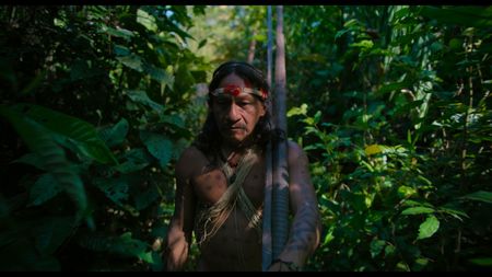 Baihuaeri leader Penti Baihua treks through the Jungle of Bameno, Ecuador. (credit: National Geographic)