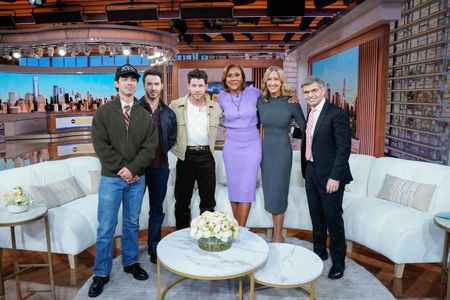 JOE JONAS, KEVIN JONAS, NICK JONAS, ROBIN ROBERTS, LARA SPENCER, GEORGE STEPHANOPOULOS