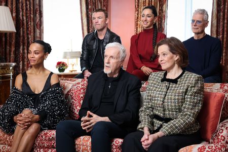 ZOE SALDAÑA, SAM WORTHINGTON, JAMES CAMERON, OONA CHAPLIN, SIGOURNEY WEAVER, STEPHEN LANG
