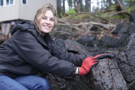 Sarah McDonald helps build a ramp on the property where she and Troy live. (National Geographic/Gil Cano)