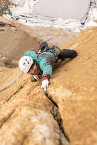 Hazel Findlay ascends Pool Wall in Eastern Greenland. (photo credit: National Geographic/Pablo Durana)