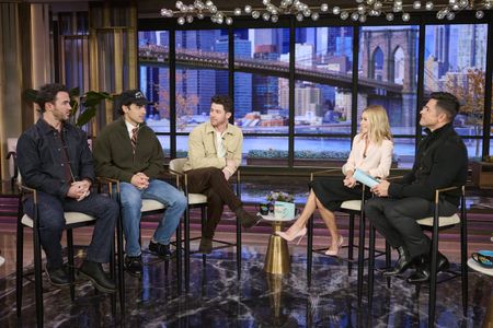 KEVIN JONAS, JOE JONAS, NICK JONAS, KELLY RIPA, MARK CONSUELOS