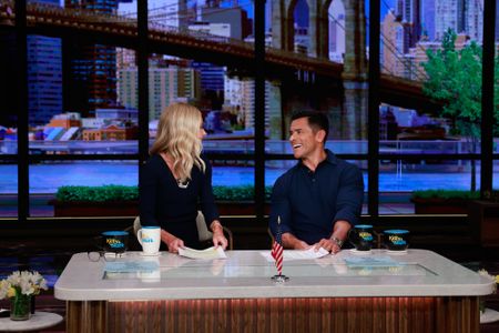 KELLY RIPA, MARK CONSUELOS