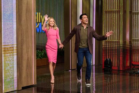 KELLY RIPA, MARK CONSUELOS