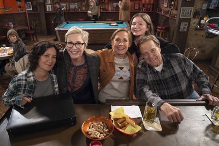 SARA GILBERT, JANE LYNCH, LAURIE METCALF, EMMA KENNEY, JOHN GOODMAN