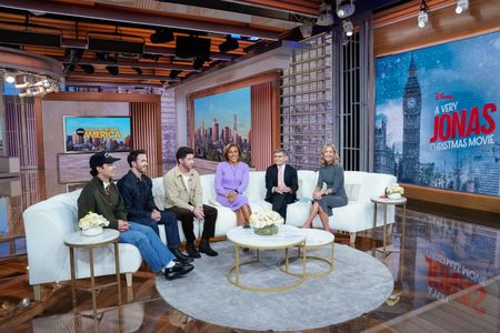 JOE JONAS, KEVIN JONAS, NICK JONAS, ROBIN ROBERTS, GEORGE STEPHANOPOULOS, LARA SPENCER