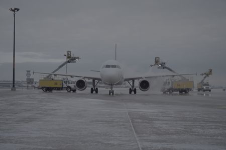 An aircraft in the Central Deicing Facility (CDF), Toronto Pearson International Airport.(Arrow International Media Ltd & Cantina Media)