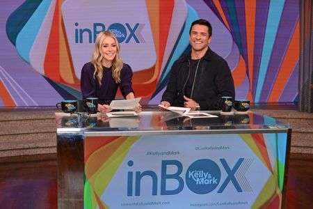 KELLY RIPA, MARK CONSUELOS
