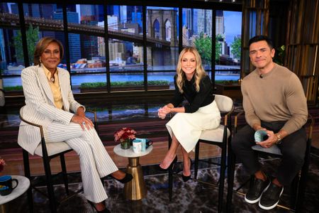 ROBIN ROBERTS, KELLY RIPA, MARK CONSUELOS