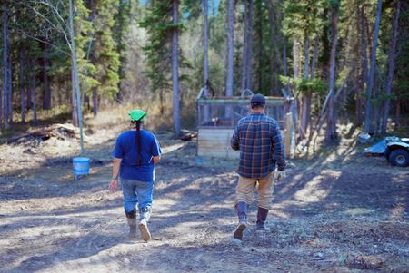Jody Potts-Joseph and her husband, Jamey Joseph building a puppy pen. (National Geographic/Ashton Hurlburt)