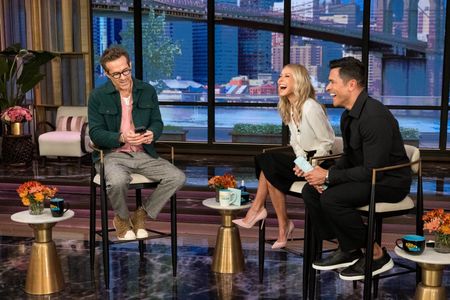 RYAN RENOLDS, KELLY RIPA, MARK CONSUELOS