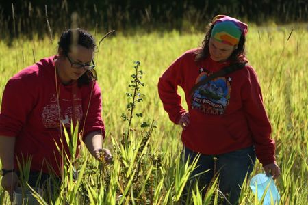 Breanna Miethe and Veronica Arrants pick berries. (National Geographic/Wayne Moss)