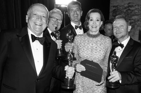 JOE LETTERI, DANIEL BARRETT, ERIC SAINDON, SIGOURNEY WEAVER, RICHARD BANEHAM