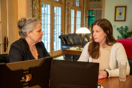 DNA Doe Project volunteer Rebecca Somerhalder and Danielle DiPasquale meet to strategize about the case. (National Geographic/Tom Beard)
