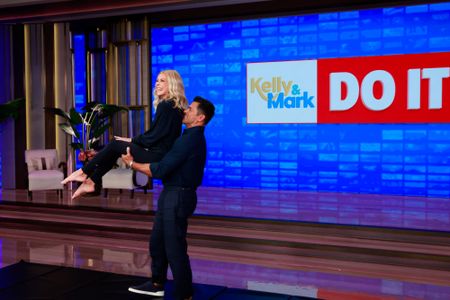 KELLY RIPA, MARK CONSUELOS