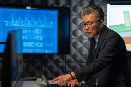 Jeom Kee Paik explains the data from a simulation of the Titanic. (National Geographic/Gary Moyes)