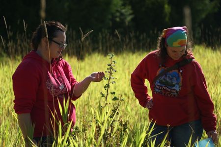 Breanna Miethe and Veronica Arrants pick berries. (National Geographic/Wayne Moss)