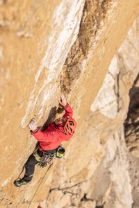 Alex Honnold ascends Pool Wall in Eastern Greenland.  (photo credit: National Geographic/Pablo Durana)