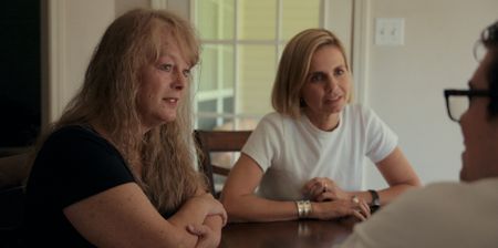 Mariana van Zeller and Arman Sadri help Leslie identify her scammer's location. (National Geographic)