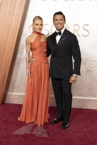 KELLY RIPA, MARK CONSUELOS