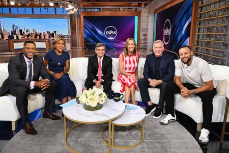 MICHAEL STRAHAN, ROBIN ROBERTS, GEORGE STEPHANOPOULOS, LARA SPENCER, SAM CHAMPION, STEPHEN CURRY