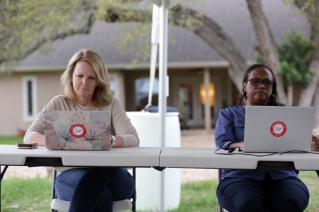 DNA Doe Project (DDP) volunteers Rebecca and Janel work the case at the DDP retreat. (National Geographic/Tom Beard)