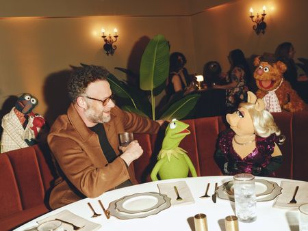 GONZO THE GREAT, CAMILLA THE CHICKEN, SETH ROGEN, KERMIT THE FROG, MISS PIGGY, FOZZIE BEAR