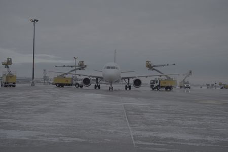 An aircraft in the Central Deicing Facility (CDF), Toronto Pearson International Airport.(Arrow International Media Ltd & Cantina Media)