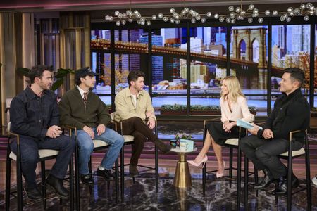 KEVIN JONAS, JOE JONAS, NICK JONAS, KELLY RIPA, MARK CONSUELOS