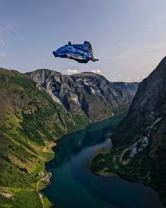 Espen Fadnes wingsuiting. (Credit: Espen Fadnes and Amber Forte)