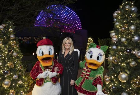 DONALD DUCK, TRISHA YEARWOOD, DAISY DUCK