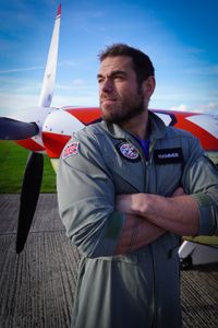 Ross Edgley is about to test his ability to withstand the G forces a hammerhead experiences as it turns, with pilot Mark Greenfield. (National Geographic/Rhiannon Burton)