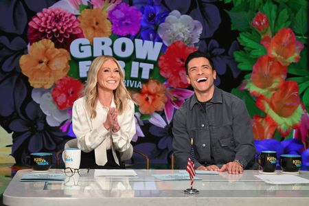 KELLY RIPA, MARK CONSUELOS