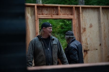 David Squibb helps his neighbor Terry Simpson build a cabin. (National Geographic/Robert Jolley)