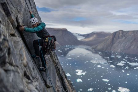 Hazel Findlay climbing Ingmikortilaq. (photo credit: National Geographic/Pablo Durana)