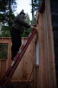 David Squibb helps build a cabin for his friend. (National Geographic/Robert Jolley)