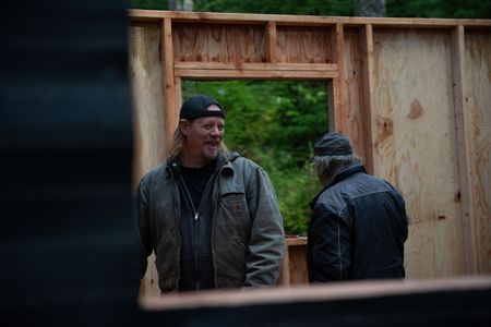 David Squibb helps his neighbor Terry Simpson build a cabin. (National Geographic/Robert Jolley)