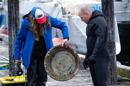 Sarah McDonald assists Troy Brockway as he scuba dives, searching for potential helpful sunken treasures. (National Geographic/Kelly Robertson)